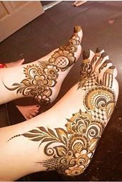 Flowers and Leaves Motifs In Leg Mehndi